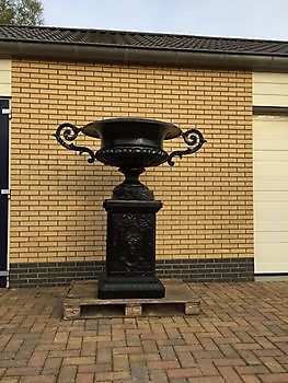 Cast iron ear vase on pedestal 161 cm - Webshop Decobyjo decoratie huis en tuin