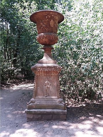 Very large cast iron urn on pedestal 9.19 feet high - Decobyjo - Bellingwolde