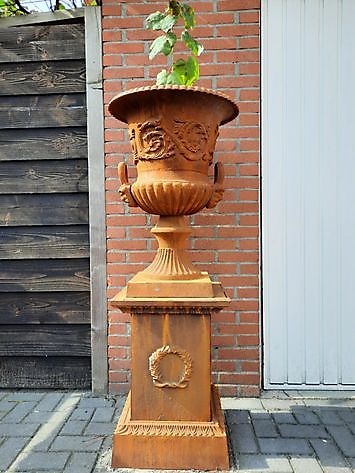 Gusseiserne Bartmann-Gartenvase auf Sockel, 1,40 hoch - Decobyjo - Bellingwolde