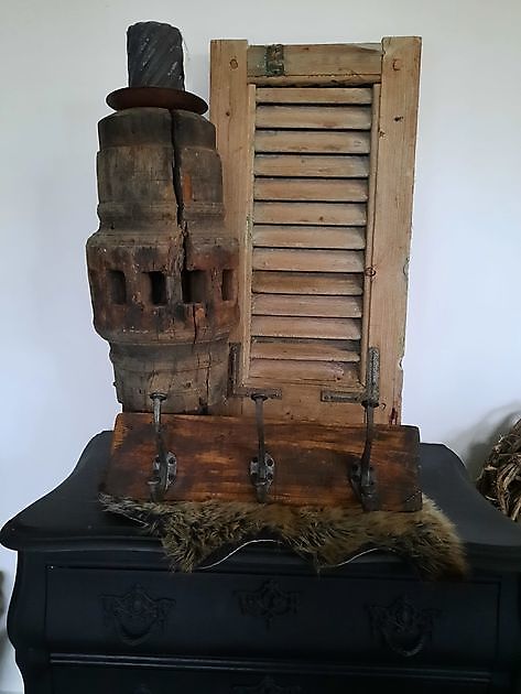 Petit portemanteau ancien en bois Decobyjo - Bellingwolde