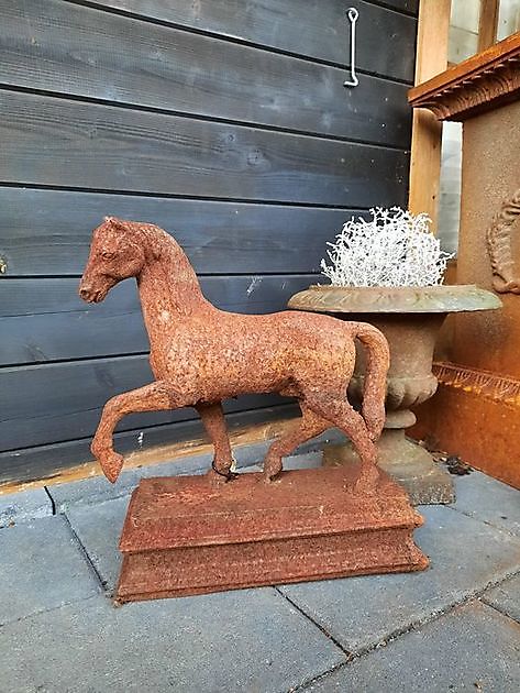 Statue de cheval en fonte qui attire l\'attention Decobyjo - Bellingwolde