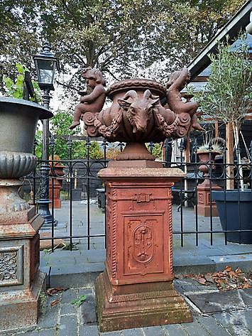 Cast iron vase with cherubs on a base 147 cm Decobyjo - Bellingwolde