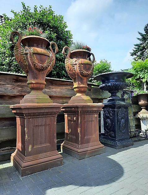 Set of garden vases with swan ears on a plinth Decobyjo - Bellingwolde