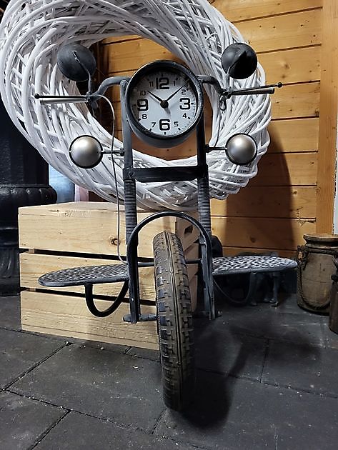 Moped wall shelf with clock - Decobyjo - Bellingwolde