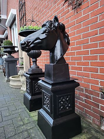 Paardenhoofd op sokkel zwart - Decobyjo - Bellingwolde