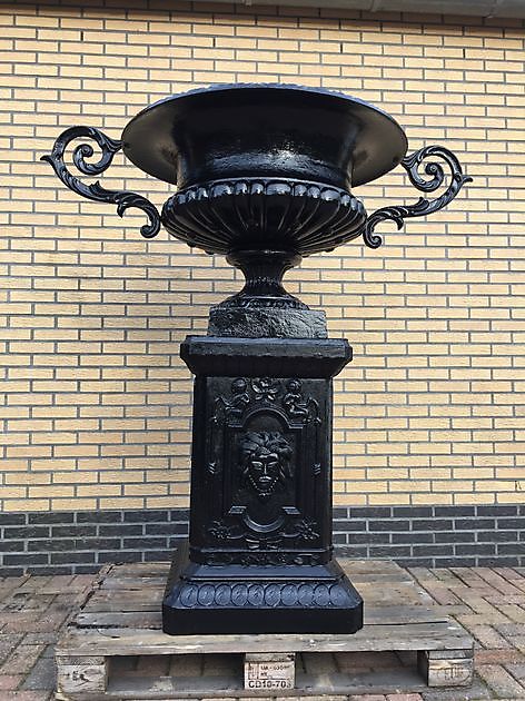 Cast iron vase on base 161 cm - Decobyjo - Bellingwolde