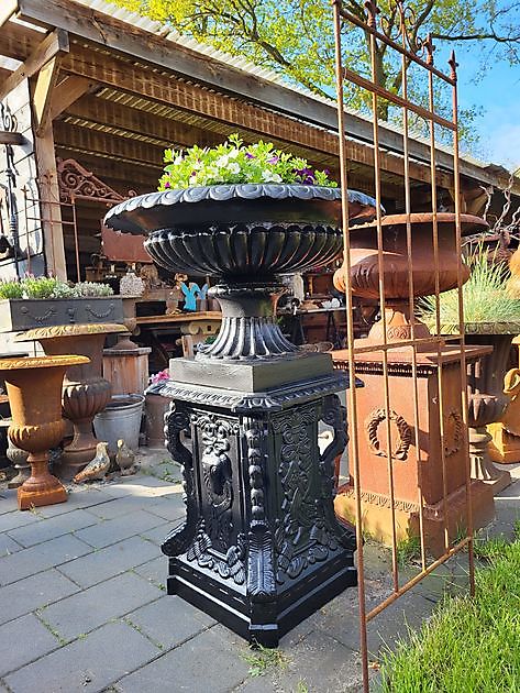 Cast iron bowl vase on a black worked base Decobyjo - Bellingwolde