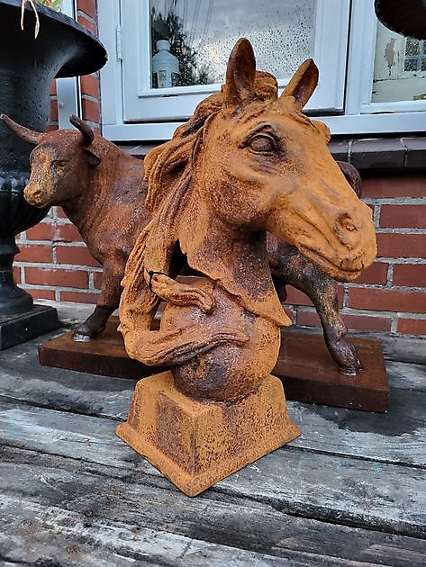 Cast iron horse head on ball - Decobyjo - Bellingwolde