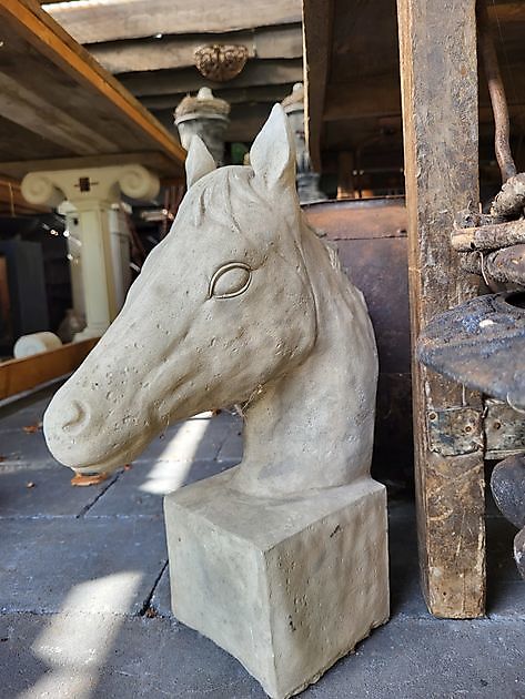 Concrete horse head on base Decobyjo - Bellingwolde