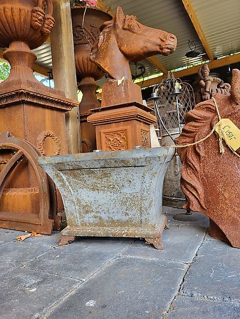 Blue weathered cast iron planter - Decobyjo - Bellingwolde