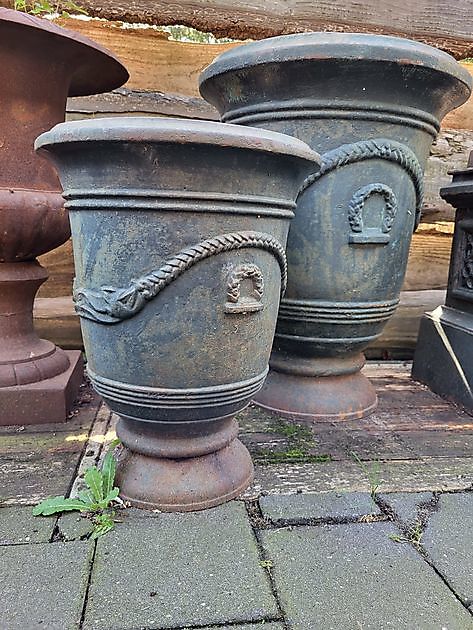 Set of old cast iron vases, blue weathered Decobyjo - Bellingwolde