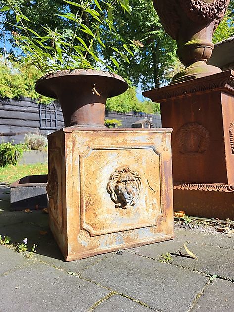 Cast iron planter with lion head - Decobyjo - Bellingwolde