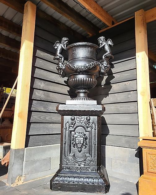 Large cast iron angel vase on a plinth Decobyjo - Bellingwolde