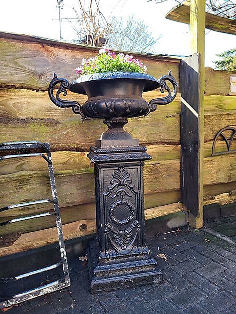 Eared vase on high pedestal - Decobyjo - Bellingwolde