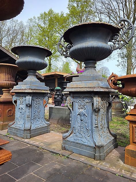 Blaue verwitterte Gartenvase auf Sockel Decobyjo - Bellingwolde