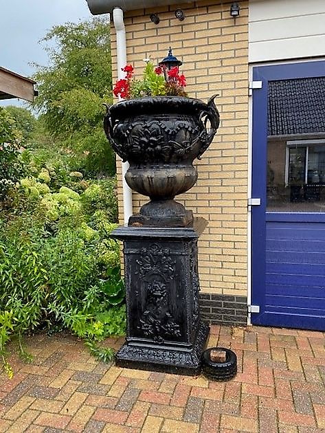 Antique cast iron garden vases on a plinth - Decobyjo - Bellingwolde