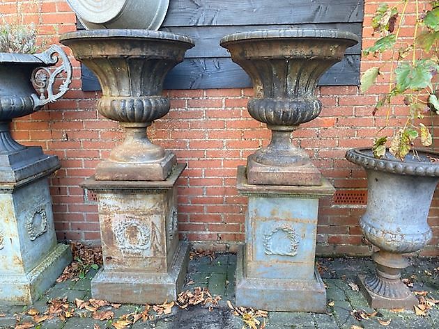 Blue weathered garden vase on plinth 129 - Decobyjo - Bellingwolde