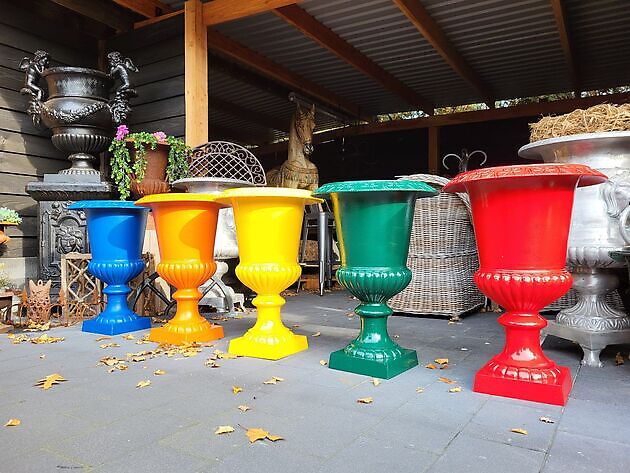 Do you dare to place such a brightly colored vase at home? Decobyjo - Bellingwolde