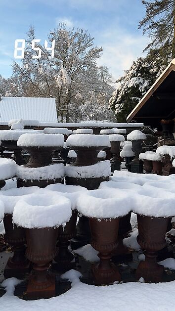 Snow blankets the beautiful cast iron vases. - Decobyjo - Bellingwolde