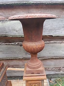 French garden vase on a pedestal, height 128 cm Decobyjo - Bellingwolde