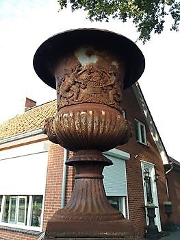 Very large cast iron urn on pedestal 9.19 feet high Decobyjo - Bellingwolde