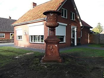 Very large cast iron urn on pedestal  9.19 feet high Decobyjo - Bellingwolde