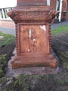 Very large cast iron urn on pedestal  9.19 feet high Decobyjo - Bellingwolde