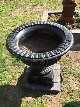 Cast iron bowl vase on black base Decobyjo - Bellingwolde