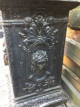 Black large cast iron vase on plinth 176 cm Decobyjo - Bellingwolde