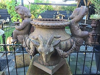 Cast iron vase with cherubs on a base 147 cm Decobyjo - Bellingwolde