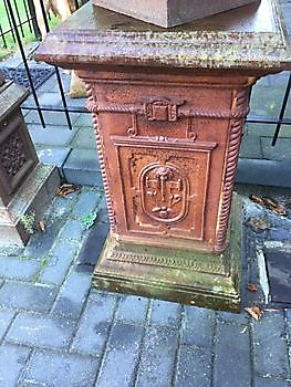 Cast iron vase with cherubs on a base 147 cm Decobyjo - Bellingwolde