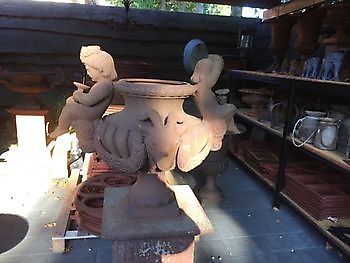 Cast iron vase with cherubs on a base 131 cm Decobyjo - Bellingwolde