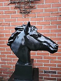 Tête de cheval sur socle noir Decobyjo - Bellingwolde