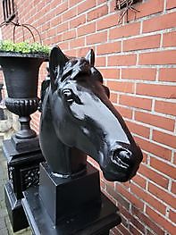 Horse head on black pedestal Decobyjo - Bellingwolde