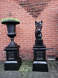 Horse head on black pedestal Decobyjo - Bellingwolde