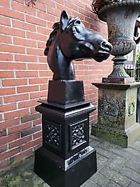 Horse head on black pedestal Decobyjo - Bellingwolde