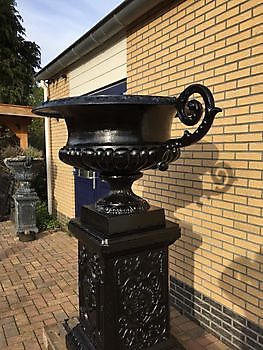 Cast iron vase on base 161 cm Decobyjo - Bellingwolde