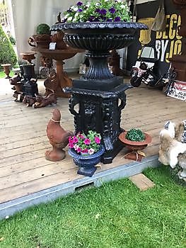 Vase bol en fonte sur socle décoré noir Decobyjo - Bellingwolde