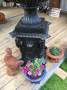 Cast iron bowl vase on a black worked base Decobyjo - Bellingwolde