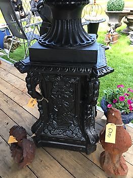 Vase bol en fonte sur socle décoré noir Decobyjo - Bellingwolde