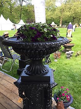 Cast iron bowl vase on a black worked base Decobyjo - Bellingwolde