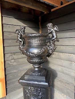 Grand vase ange en fonte sur socle Decobyjo - Bellingwolde