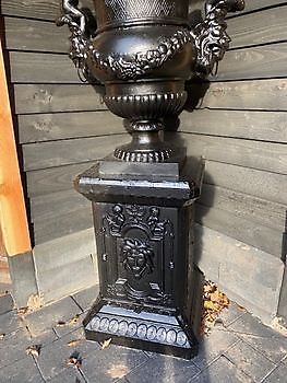 Large cast iron angel vase on a plinth Decobyjo - Bellingwolde