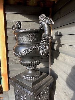 Large cast iron angel vase on a plinth Decobyjo - Bellingwolde