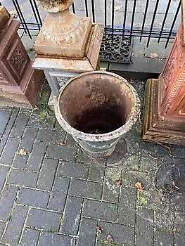 Set of old cast iron vases, blue weathered Decobyjo - Bellingwolde