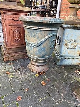 Set of old cast iron vases, blue weathered Decobyjo - Bellingwolde