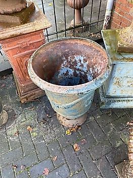 Set of old cast iron vases, blue weathered Decobyjo - Bellingwolde