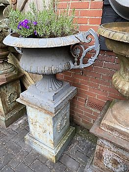 Blue weathered vase with ear on a plinth Decobyjo - Bellingwolde