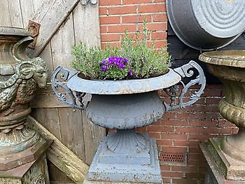 Blue weathered vase with ear on a plinth Decobyjo - Bellingwolde