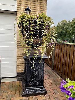 Antique cast iron garden vases on a plinth Decobyjo - Bellingwolde